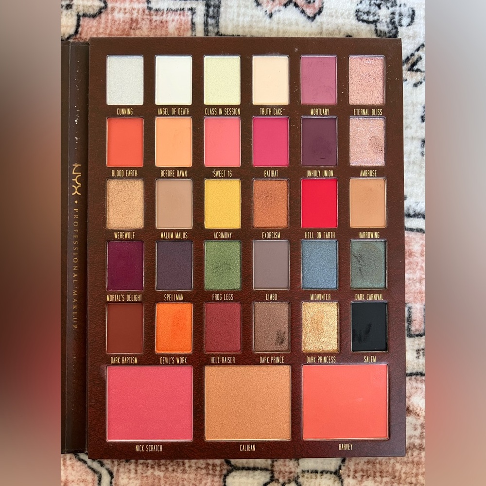 NYX Sabrina the teenage witch eyeshadow colour palette makeup collector beauty - Picture 5 of 5